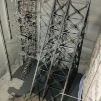 کارگر و نگهبان ساختمان در حال ساخت