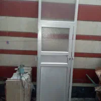 درب آلمینیومی همراه با پنجره برای حمام یا توالت