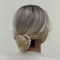 جذب مدل شنیون با رنگ‌ موی ترجیحا روشن و سالم