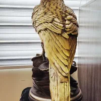 پایه بهمراه عقاب طلایی و میز کنار سالنی