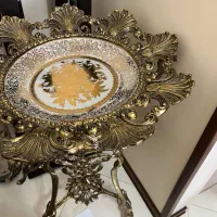 میوه خوری ایستاده کنار سالنی