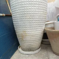 یک گلدان سفالی نسبتا بزرگ