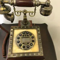 تلفن سنتی و میز