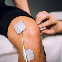 وصل سرم .انواع تزریقات و فیزیوتراپی در منزل بیمار.