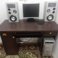 کامپیوتر و میز کامپیوتر