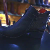 نیم بوت چرم|کیف، کفش، کمربند|لاهیجان, شیشه گران|دیوار