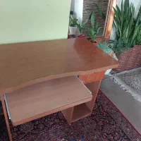میز تحریر و کامپیوتر
