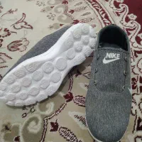 کفش کتانی خاکستری رنگ