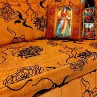 مبل راحتی و میز تلویزیون در حد نو و فرش ۶ متری