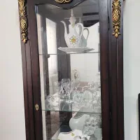 بوفه چوبی به همراه وسایل داخلش