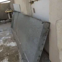 تعدادی گالوانیزه و ساعت دیواری قدیمی طرح ساعت جیبی