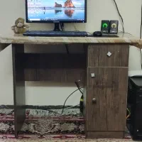 میز مطالعه و کامپیوتر