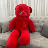 خرس عروسکی بزرگ قرمز با گل و خرس کوچیک چراغ دار