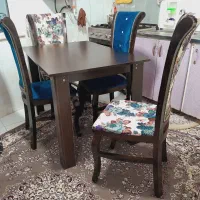 میز ناهار خوری چهار نفره تمیز و سالم