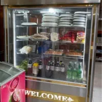 یخچال ویترینی بزرگ و یک عدد یخچال کوچیک