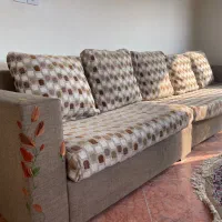 کاناپه دست دوم که دسته های مبل با عشق گلدوزی شده