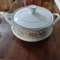 تعدادی ظروف پذیرایی