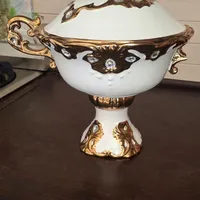 شکلات یا آجیل خوری