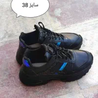 کفش اسپورت سایز ۳۸ در حد نو