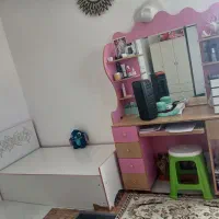 میز تحریر و میز آرایش و تخت یک‌نفره