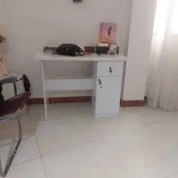 میز تحریر و کتابخانه