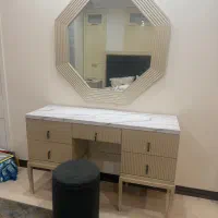 میز آرایشی با آینه بسیار بزرگ و شیک