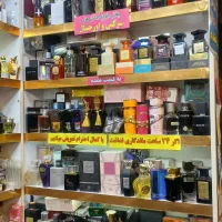 فروشنده خانم در بازار جهت شغل آرایشی و روسری