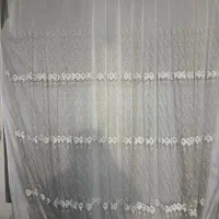 پرده با پشت پنجره