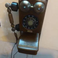 تلفن چوبی طرح قدیم