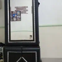 جاکفشی با آینه قدی