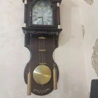 ساعت دیواری دارای آونگ و بسیار نو و تمیز