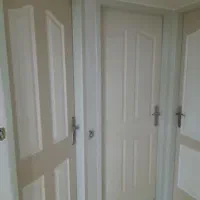 درب اتاق و سرویس بهداشتی