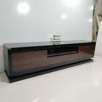 میز تلویزیون هایگلاس با نور مخفی کنترلی مدل ۱۰۴۰
