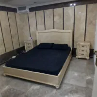 تخت دو نفره به همراه تشک و پاتختی