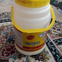 تعدادی دبه ماست وسطل ماست|ظروف نگهدارنده، پلاستیکی، یک‌بارمصرف|تبریز, |دیوار