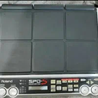 پرکاشن|درام و پرکاشن|تهران, فلسطین (میدان انقلاب)|دیوار