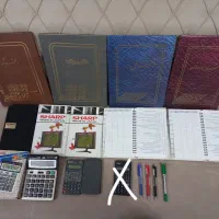 تعدادی ماشین حساب/سرسید/دفترحسابداری/دفترتلفن/کتاب