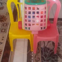 ۲ سندلی بچگانه و یک خانه ی آجری