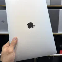 مک بوک پرو ۲۰۲۰ تاچ باردار