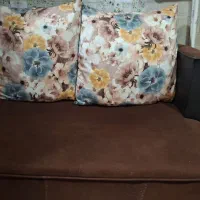 فروش مبل ۳ نفره و یک ساعت ایستاده و میز بزرگ وسط