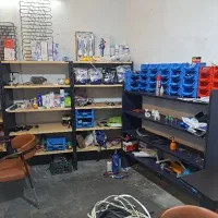 آموزشگاه تعمیرات انواع یخچال و لباسشویی  درب مغازه