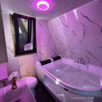 کلبه سوئیسی تک خواب با جکوزی۲نفره تراس دارلب ساحل|اجارهٔ کوتاه‌مدت ویلا و باغ|بندر انزلی, اطبا|دیوار