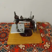 چرخ خیاطی قدیمی انگلیسی یک وجبی درحد اکبند|کلکسیون اشیاء عتیقه|تهران, جنت‌آباد مرکزی|دیوار