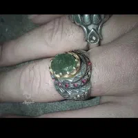 انگشتر زمرد با مخرج کاری های یاقوت سرخ،دست ساز