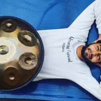 نوازنده هنگ درام در تهران (آرامش)