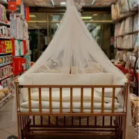 فروش گهواره کودک کنار مادر