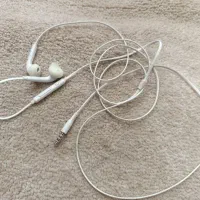 هندزفری داخل خود کارتن s7 بوده