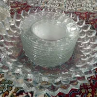 تعداد زیادی ظروف شیشه ای