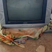 تلویزیون یی با دستگاه دیجیتال و ماشین لباسشو