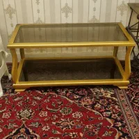 میز بزرگ طلایی